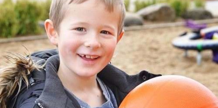 Når dit barn starter i skolen - Barn med basketball