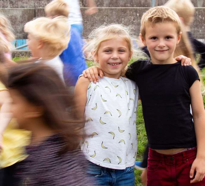 Børn holder om hinanden